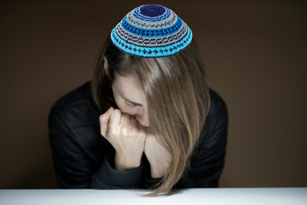 Traurige Frau mit Kippah