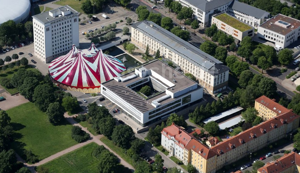 Landtag in Erfurt mit Zirkuszelt überspannt